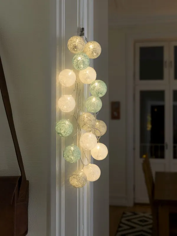 LED Dekolichterkette, hellblaue/graue/weiße "Baumwollkugeln", groß, 16 warm weiße Dioden Heißes Angebot