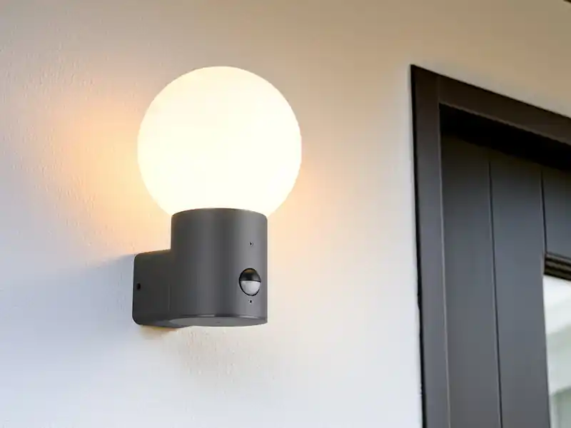 Highlight meineWunschleuchte LED Außenwandleuchte in Anthrazit mit Glaskugel & Bewegungsmelder, Höhe 28cm