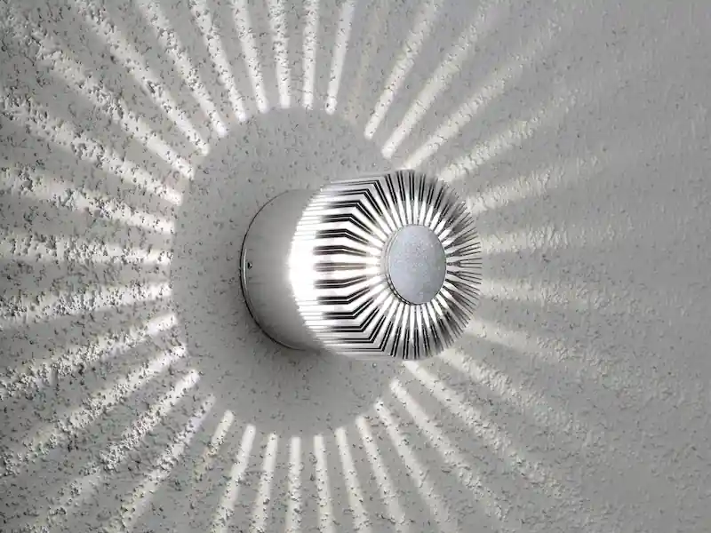 Konstsmide Runde Wandleuchte MONZA für effektvolle Beleuchtung, 3W, massives Aluminium Must-Have