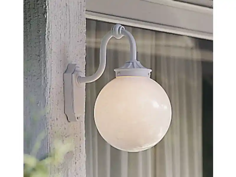 Konstsmide Nostalgische Außenwandleuchte ARCTURUS, Aluminium weiß / Acrylkugel opal, E27 Super-Preis