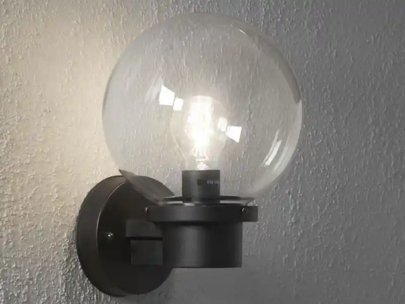 Konstsmide LED Außenwandleuchte mit Dämmerungssensor, Schwarz mit Glas Kugel Ø 20cm Angebot